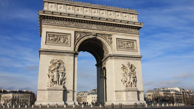 Arc de Triomphe - monumentales Tor zu den Champs-Élysées, mit Blick auf die gesamte Stadt